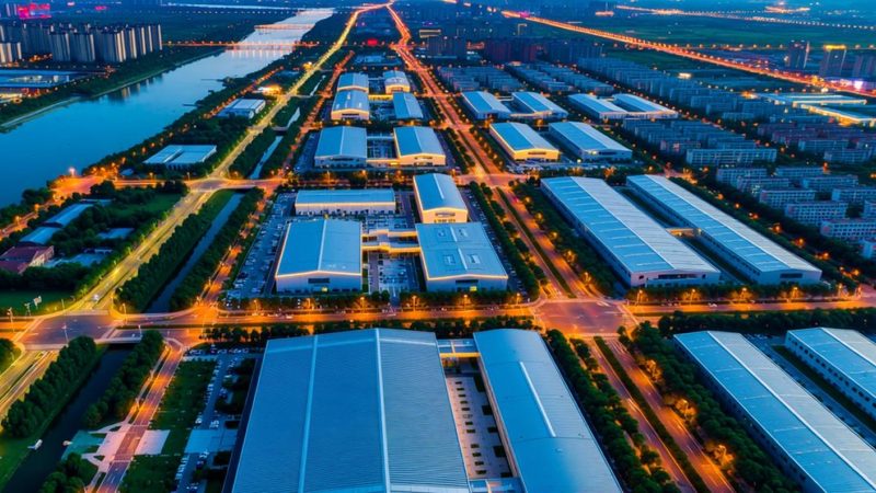 住家保姆VS月嫂：家庭育儿选择的经济考量